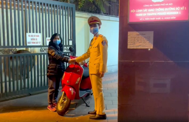 Cảnh sát giao thông truy đuổi tên trộm trên phố Hà Nội - 1