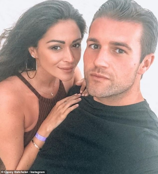 Casey Batchelor mang thai 3 lần trong 3 năm - 3 Casey Batchelor mang thai 3 lần trong 3 năm - 3