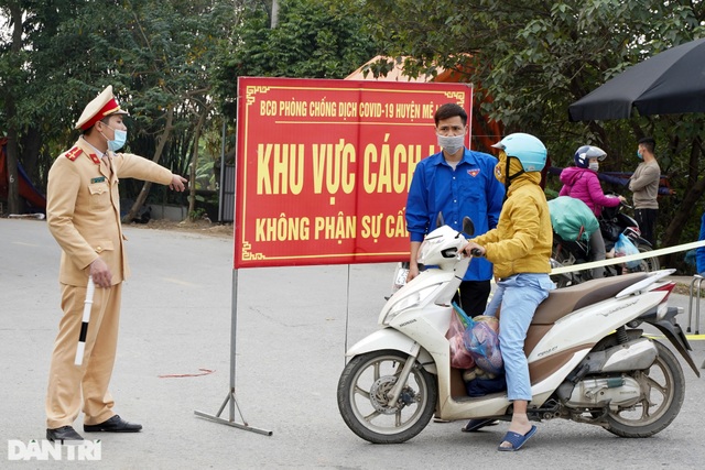Nhiều người dân tỏ ra ngỡ ngàng khi bị chặn tại chốt cách ly ở Mê Linh - 2 Nhiều người dân tỏ ra ngỡ ngàng khi bị chặn tại chốt cách ly ở Mê Linh - 2