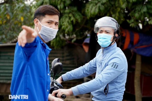 Nhiều người dân tỏ ra ngỡ ngàng khi bị chặn tại chốt cách ly ở Mê Linh - 8 Nhiều người dân tỏ ra ngỡ ngàng khi bị chặn tại chốt cách ly ở Mê Linh - 8