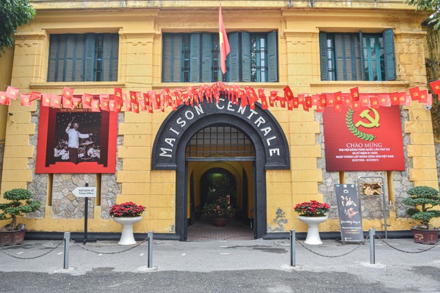 Deserted scene without a shadow of people in famous tourist spots in Hanoi - 8