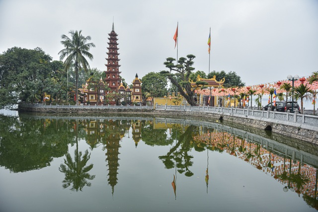 Deserted scene without a shadow at famous tourist spots in Hanoi - 11