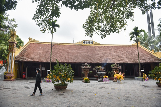 Deserted scene without a shadow in famous tourist spots in Hanoi - 12