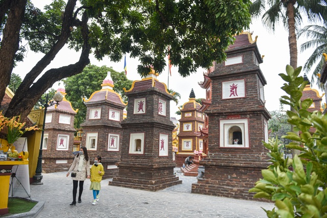 Deserted scene without a shadow of people at famous tourist spots in Hanoi - 13