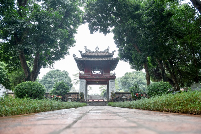 Deserted scene without a shadow of people at famous tourist spots in Hanoi - 2