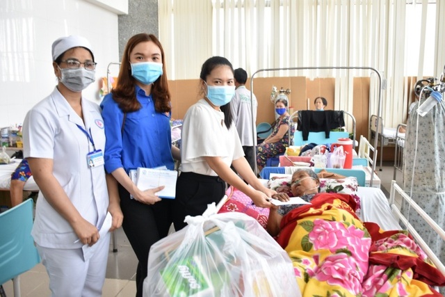 Mang xuân nồng ấm đến với bệnh nhân nghèo ở Sóc Trăng - 1 Mang xuân nồng ấm đến với bệnh nhân nghèo ở Sóc Trăng - 1