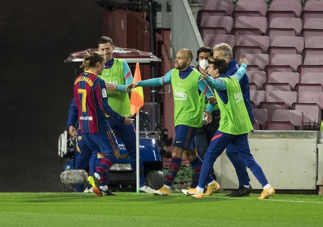 Messi lập siêu phẩm sút phạt, Barcelona soán vị trí của Real Madrid - 11