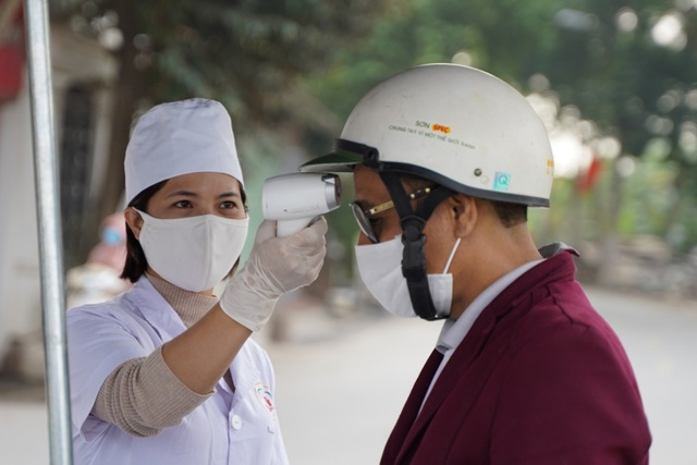 Nhiều người dân tỏ ra ngỡ ngàng khi bị chặn tại chốt cách ly ở Mê Linh - 5 Nhiều người dân tỏ ra ngỡ ngàng khi bị chặn tại chốt cách ly ở Mê Linh - 5