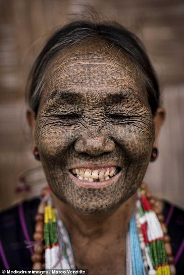 Xăm kín mặt không chỉ là nét đẹp của phụ nữ vùng cao, mà còn là một di sản văn hóa quý giá cần được bảo tồn. Cùng tìm hiểu thêm về nghệ thuật xăm mình và câu chuyện đằng sau những hình xăm độc đáo.