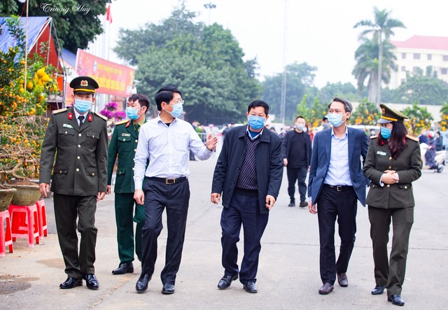 Phạt 4 người đi chợ Tết không đeo khẩu trang - 4 Phạt 4 người đi chợ Tết không đeo khẩu trang - 4