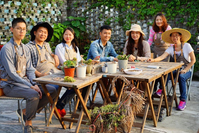 Rủ rê khắp mạng xã hội, anh chàng cùng nhóm bạn tạo vườn hoa giữa trời - 1 Rủ rê khắp mạng xã hội, anh chàng cùng nhóm bạn tạo vườn hoa giữa trời - 1
