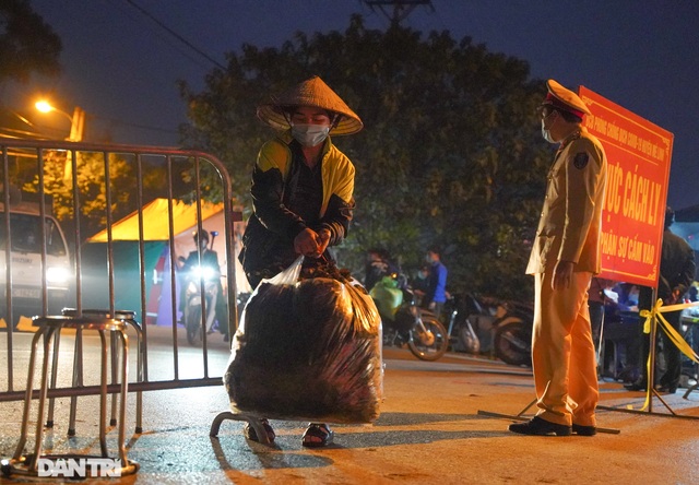 Nông dân ở khu cách ly tất bật chuyển rau củ qua rào sắt để bán trong đêm - 4 Nông dân ở khu cách ly tất bật chuyển rau củ qua rào sắt để bán trong đêm - 4
