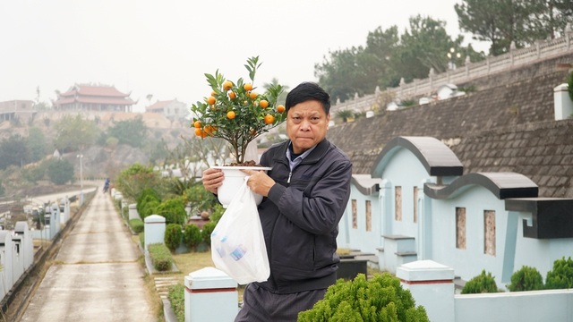 Nhiều gia đình đi tảo mộ dịp cận Tết Nguyên đán - 2 Nhiều gia đình đi tảo mộ dịp cận Tết Nguyên đán - 2