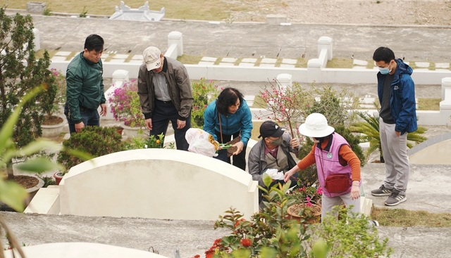 Nhiều gia đình đi tảo mộ dịp cận Tết Nguyên đán - 4 Nhiều gia đình đi tảo mộ dịp cận Tết Nguyên đán - 4