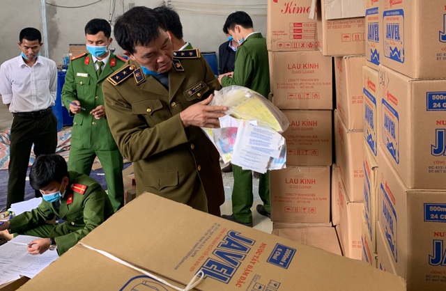Chỉ vài thứ bột, cơ sở chế nước giặt giả mạo thương hiệu nhiều mẹ chuộng - 2 Chỉ vài thứ bột, cơ sở chế nước giặt giả mạo thương hiệu nhiều mẹ chuộng - 2
