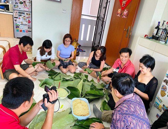 Người Việt trẻ cùng nhau gói bánh chưng đón Tết xa nhà ở Singapore - 2