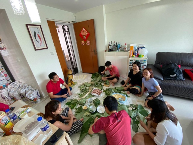 Người Việt trẻ cùng nhau gói bánh chưng đón Tết xa nhà ở Singapore - 3