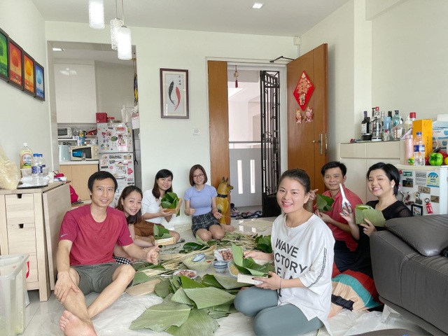 Người Việt trẻ cùng nhau gói bánh chưng đón Tết xa nhà ở Singapore - 8