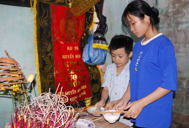 Rớt nước mắt cảnh 2 chị em mồ côi không dám nghĩ đến mùi vị Tết 