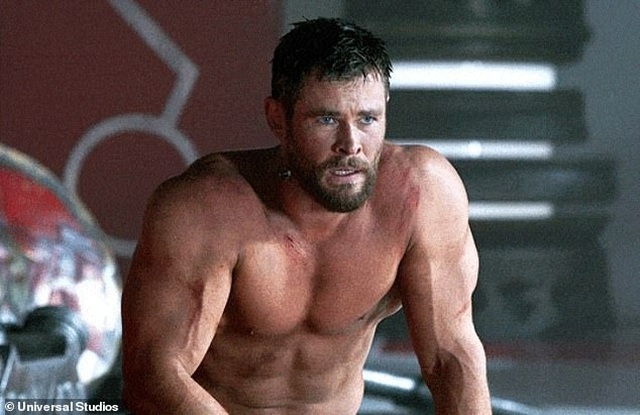 Chris Hemsworth khoe cơ bắp tại trường quay phim Thor - 6