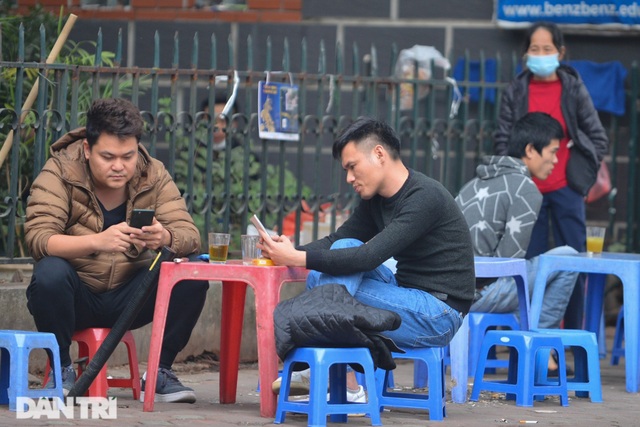Người dân ở Hà Nội lơ là phòng dịch, không đeo khẩu trang tụ tập đông người - 5
