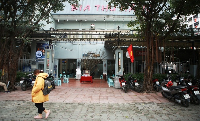 Không một bóng khách, nhà hàng, quán nhậu ở Hà Nội đồng loạt đóng cửa - 1