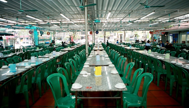 Không một bóng khách, nhà hàng, quán nhậu ở Hà Nội đồng loạt đóng cửa - 3