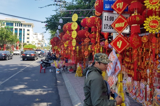 Nha Trang tourist street is flooded with spring colors to welcome the New Year's Eve - 9