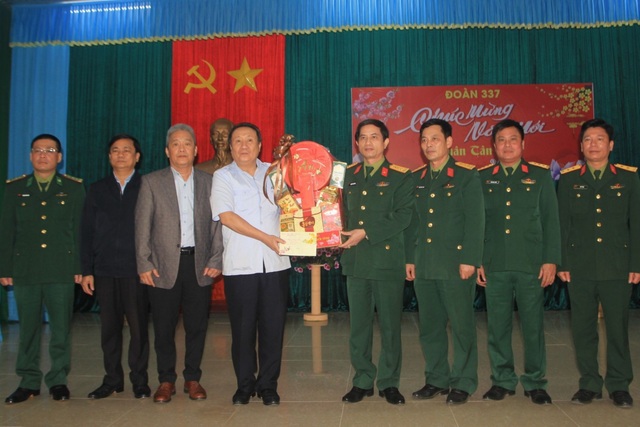 Chúc Tết, tặng quà lực lượng vũ trang, người dân vùng biên giới - 3 Chúc Tết, tặng quà lực lượng vũ trang, người dân vùng biên giới - 3