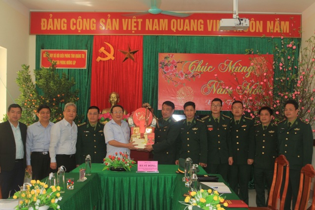 Chúc Tết, tặng quà lực lượng vũ trang, người dân vùng biên giới - 4 Chúc Tết, tặng quà lực lượng vũ trang, người dân vùng biên giới - 4