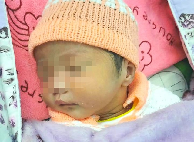Bé sơ sinh bị bỏ rơi kèm lá thư mong con thông cảm cho mẹ - 1 Bé sơ sinh bị bỏ rơi kèm lá thư mong con thông cảm cho mẹ - 1
