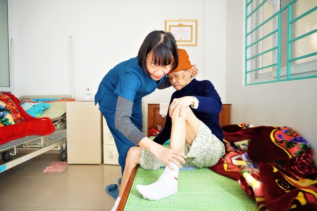 Nữ hộ lý gần 20 năm chăm sóc người có công - 2 Nữ hộ lý gần 20 năm chăm sóc người có công - 2