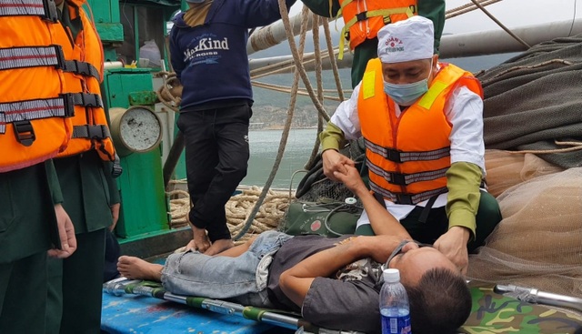 Tàu cá bốc cháy ngoài khơi, 8 thuyền viên may mắn thoát nạn - 1 Tàu cá bốc cháy ngoài khơi, 8 thuyền viên may mắn thoát nạn - 1