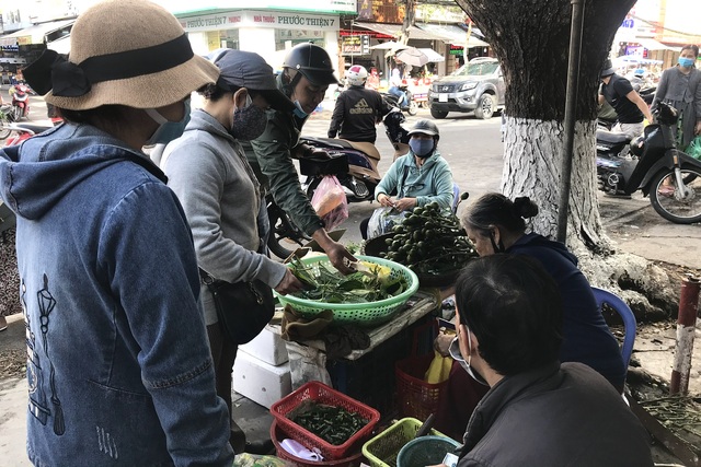 Thị trường đồ lễ cúng ông Táo: Sức mua dè dặt - 4 Thị trường đồ lễ cúng ông Táo: Sức mua dè dặt - 4