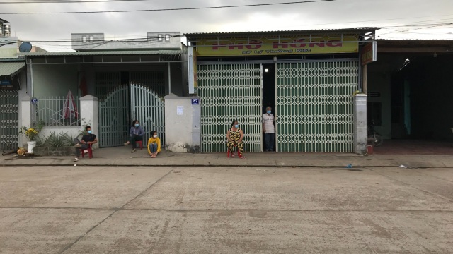 Cái Tết tĩnh lặng chưa từng có ở phường cách ly xã hội - 4 Cái Tết tĩnh lặng chưa từng có ở phường cách ly xã hội - 4