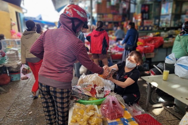 Thị trường đồ lễ cúng ông Táo: Sức mua dè dặt - 1 Thị trường đồ lễ cúng ông Táo: Sức mua dè dặt - 1