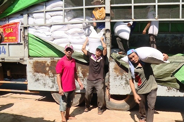 Quảng Bình phân bổ gạo cứu đói đến nhân dân dịp Tết Nguyên đán - 1