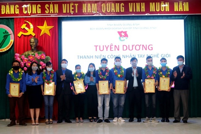 Trao 50 suất quà Tết đến thanh niên công nhân và tuyên dương lao động giỏi - 2 Trao 50 suất quà Tết đến thanh niên công nhân và tuyên dương lao động giỏi - 2
