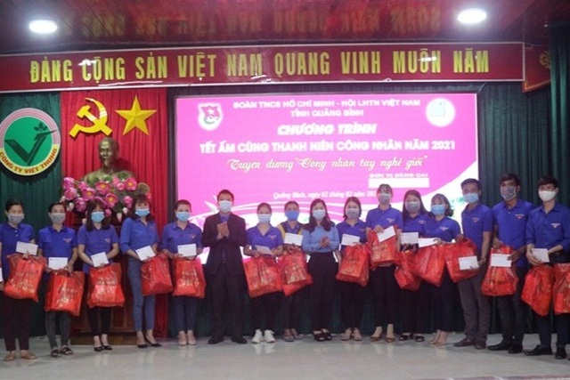 Trao 50 suất quà Tết đến thanh niên công nhân và tuyên dương lao động giỏi - 1 Trao 50 suất quà Tết đến thanh niên công nhân và tuyên dương lao động giỏi - 1