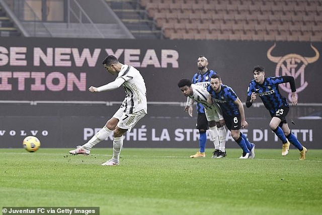 C.Ronaldo bực tức bị thay ra sân sớm, HLV Pirlo lên tiếng