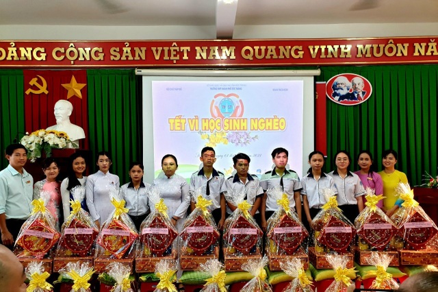Phó Thủ tướng Trương Hòa Bình tặng quà Tết tới hộ nghèo tại Sóc Trăng - 3 Phó Thủ tướng Trương Hòa Bình tặng quà Tết tới hộ nghèo tại Sóc Trăng - 3