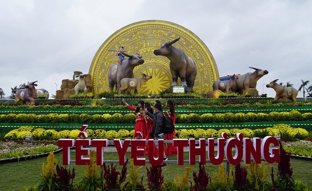 Ngắm biểu tượng linh vật Gia đình Trâu sum vầy hạnh phúc đón Tết Tân Sửu - 2 Ngắm biểu tượng linh vật Gia đình Trâu sum vầy hạnh phúc đón Tết Tân Sửu - 2