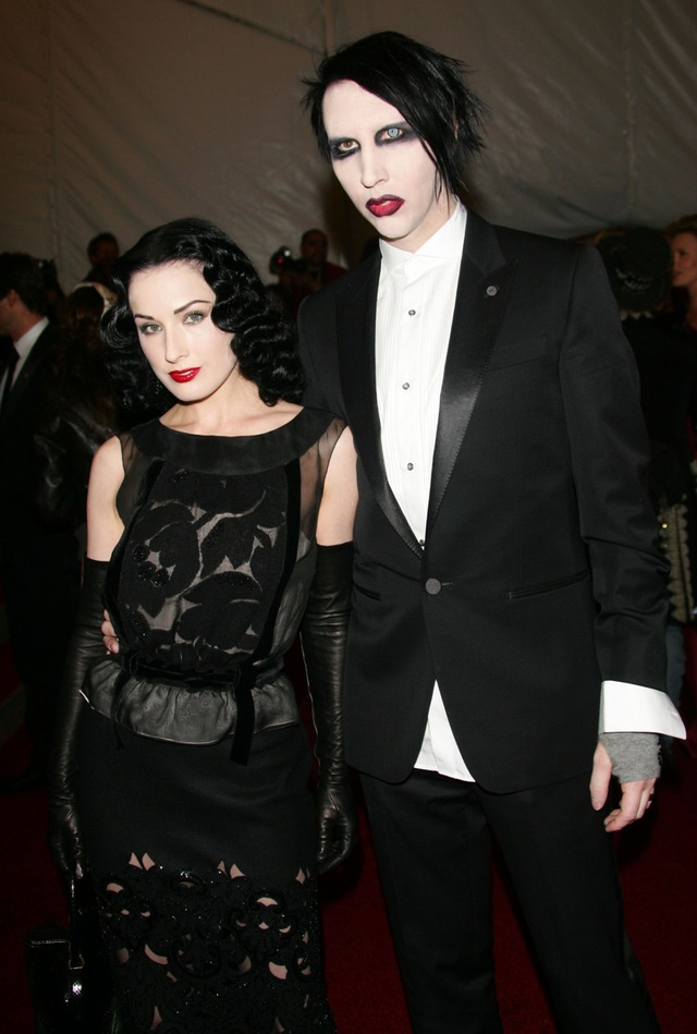 Vũ nữ thoát y Dita Von Teese lên tiếng sau khi chồng cũ bị tố bạo hành - 6 Vũ nữ thoát y Dita Von Teese lên tiếng sau khi chồng cũ bị tố bạo hành - 6