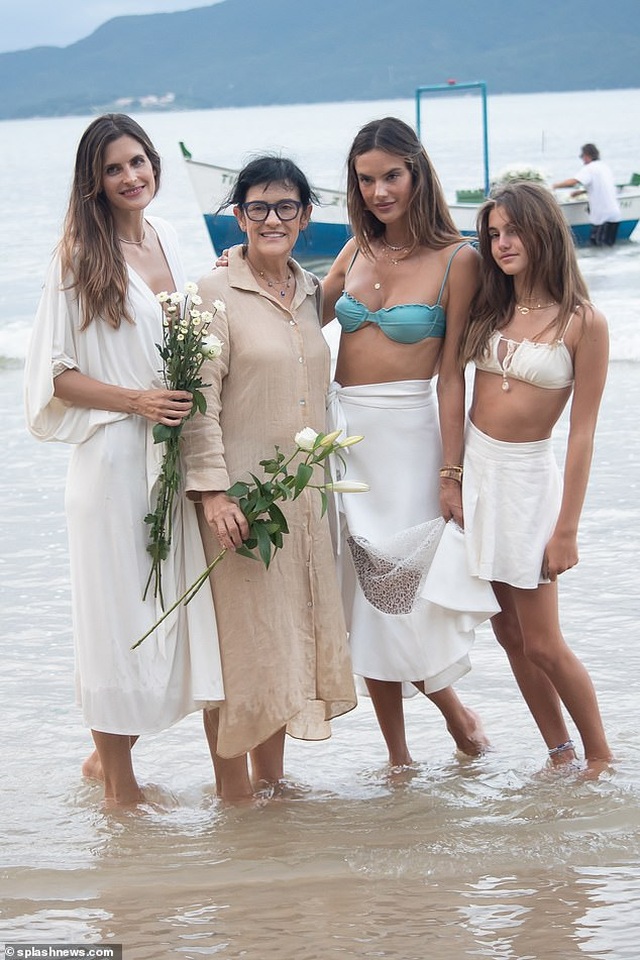 Thiên thần nội y Alessandra Ambrosio vẫn quyến rũ ở tuổi 40 - 8 Thiên thần nội y Alessandra Ambrosio vẫn quyến rũ ở tuổi 40 - 8