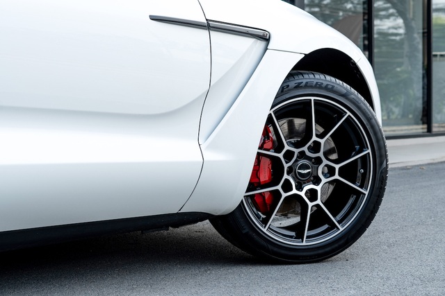 SUV siêu sang Aston Martin DBX chính thức ra mắt thượng khách Việt - 2 SUV siêu sang Aston Martin DBX chính thức ra mắt thượng khách Việt - 2