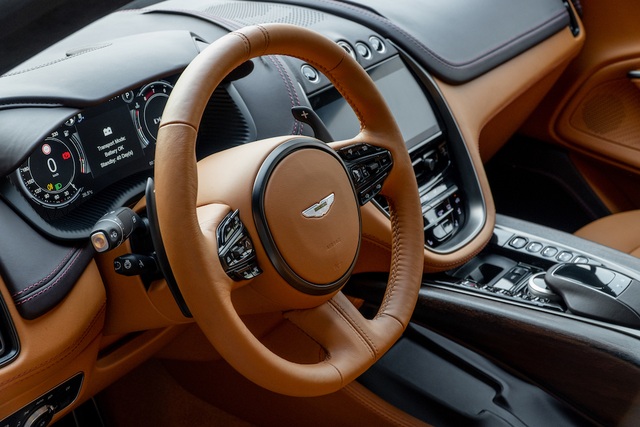 SUV siêu sang Aston Martin DBX chính thức ra mắt thượng khách Việt - 5 SUV siêu sang Aston Martin DBX chính thức ra mắt thượng khách Việt - 5