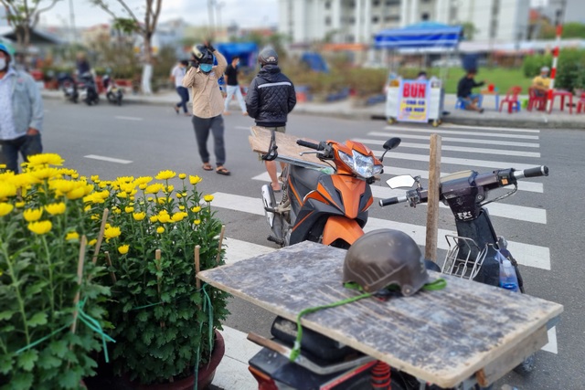 Đà Nẵng: Chợ hoa Tết vắng khách, nghề vận chuyển cũng ế theo - 3 Đà Nẵng: Chợ hoa Tết vắng khách, nghề vận chuyển cũng ế theo - 3