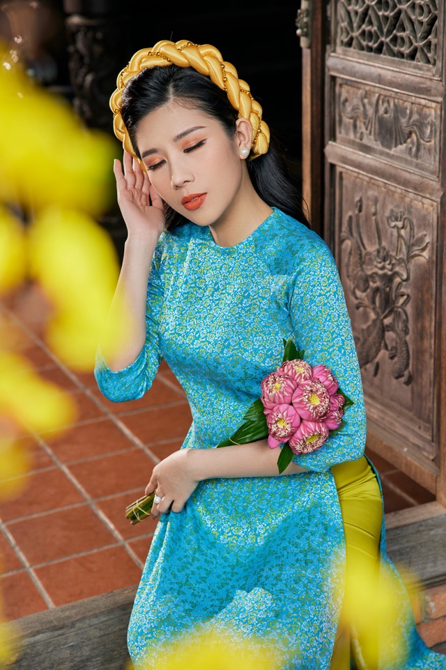 Dương Yến Nhung khoe sắc trong tà áo dài đón Tết - 3 Dương Yến Nhung khoe sắc trong tà áo dài đón Tết - 3