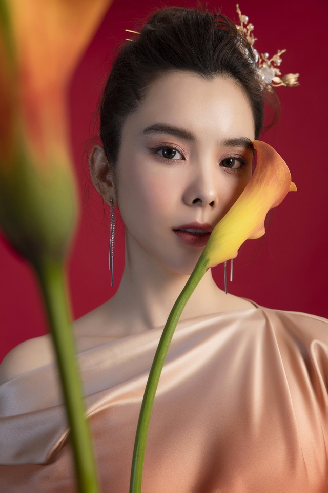 Hoa hậu Huỳnh Vy diện váy sắc màu rực rỡ - 1 Hoa hậu Huỳnh Vy diện váy sắc màu rực rỡ - 1