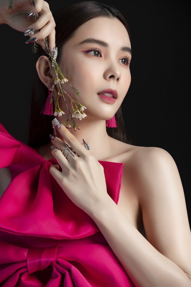 Hoa hậu Huỳnh Vy diện váy sắc màu rực rỡ - 3 Hoa hậu Huỳnh Vy diện váy sắc màu rực rỡ - 3